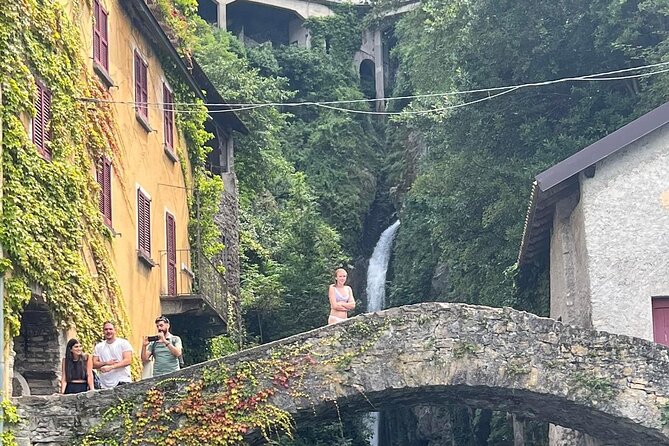 1 and a Half Hour Private Boat Tour on Lake Como - Enjoying the Prosecco
