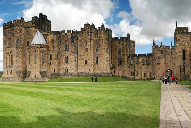 1 Day Alnwick Castle, Holy Island & Scottish Borders - Discovering Holy Island