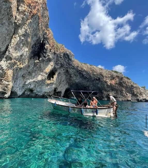 1-hour boat excursion to discover the caves of Salento - The Experience and Atmosphere  
