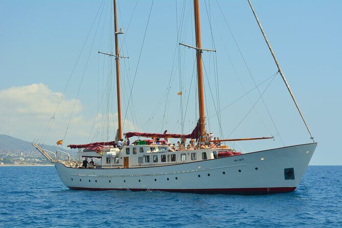 1,5 Hour sunset Tour on a Historical Boat with music DJ &, drinks - The Experience in Detail