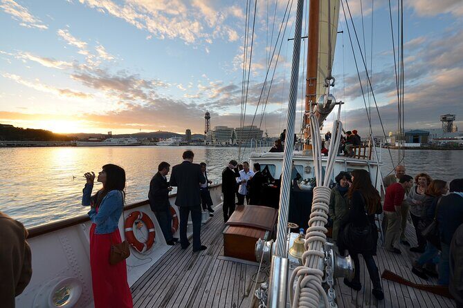 1,5 Hour sunset Tour on a Historical Boat with music DJ &, drinks - Practical Details
