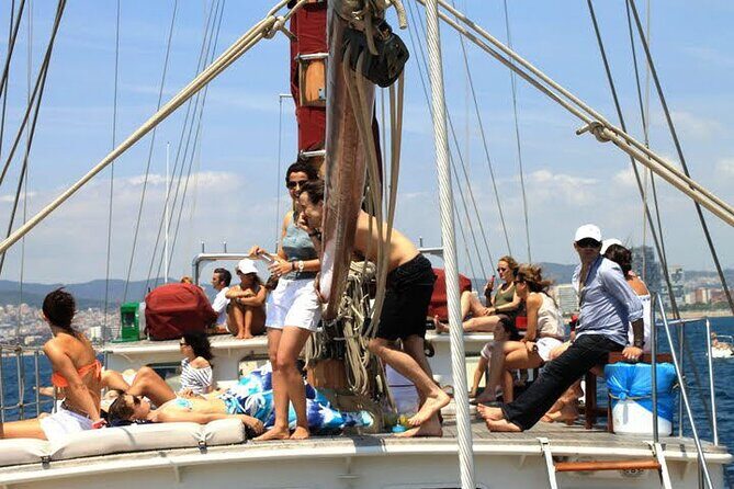 1,5 Hour sunset Tour on a Historical Boat with music DJ &, drinks - FAQ