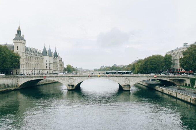 2-Day Paris Tour: Personalized Luxury With an Expert Guide - Meeting Point and Availability
