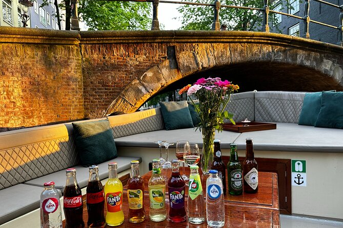 2 Hour Exclusive Canal Cruise: Including Drinks & Dutch Snacks - Boat Features