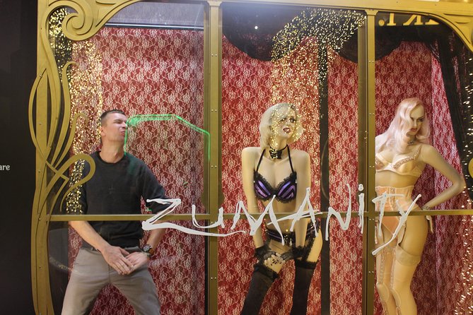 2-Hour Vegas Strip Walking Tour With Photos,Champagne & Vintage Vegas Goody Bags - Guide Highlights