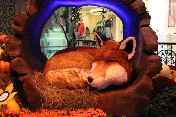 2-Hour Vegas Strip Walking Tour With Photos,Champagne & Vintage Vegas Goody Bags - Taking in Vibrant Nightlife