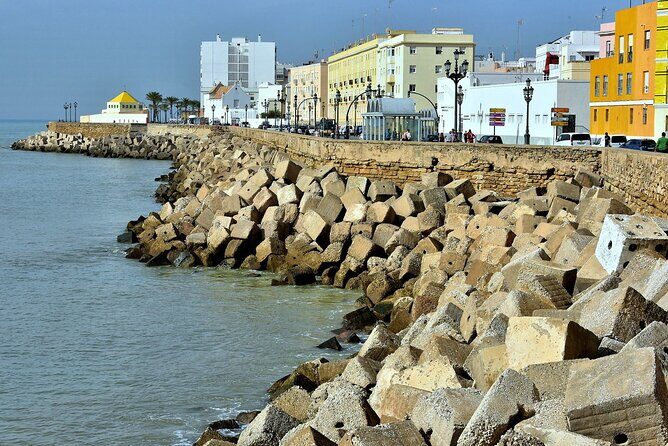 2 Hours Tour around Cádiz: History, anecdotes and curiosities - Meeting Point and Overall Structure