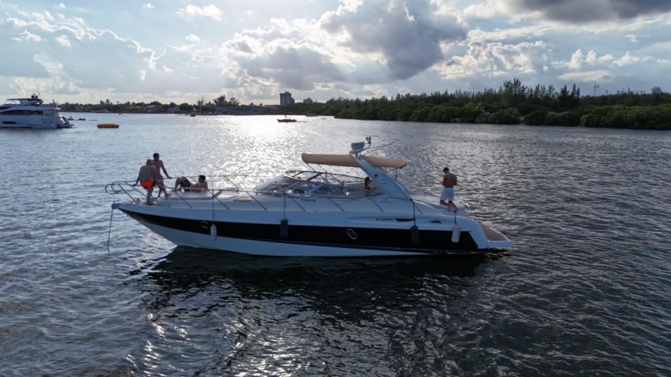 2 HOURS Yacht in Miami for Up to 12 People - Key Points