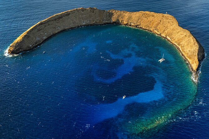 2-Tank Dive K2 Power Catamaran featuring the Molokini Crater - Key Points