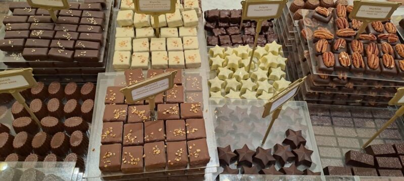 2,5 Hours Walking Tour with Chocolate, Waffles and Frites. - An Inside Look at the Tour Experience