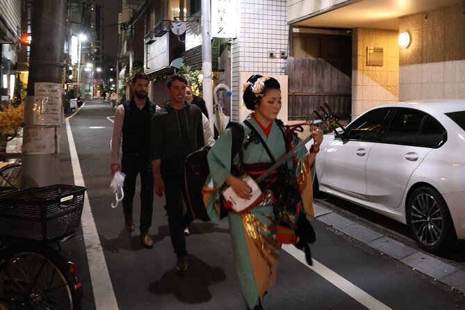 3 Bars and Foods Hopping Tour With Traditional Singer at Arakicho - Enjoying the Traditional Singer Performance