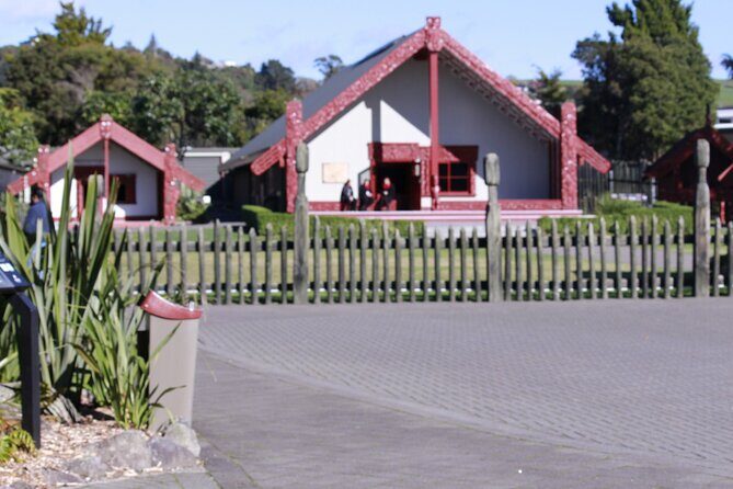 3 Day Hobbiton Rotorua Waiotapu Taupo and Waitomo Caves Tour - FAQ