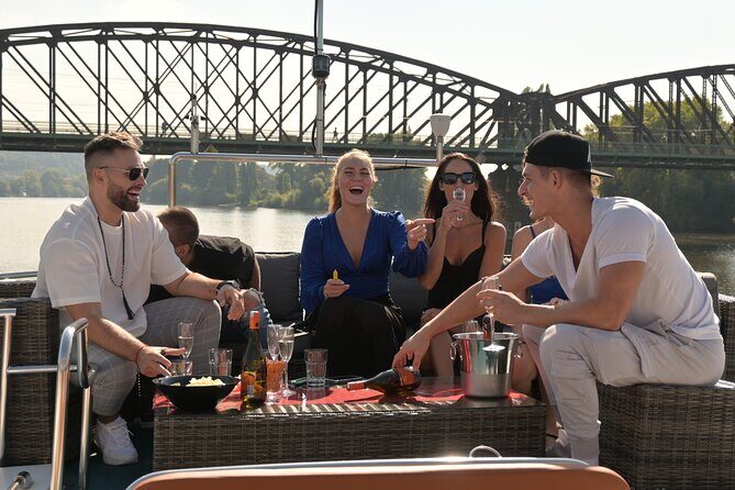 3-hour private cruise in Prague for 10 people - FAQ