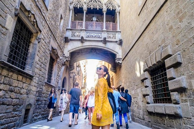 360ª Barcelona: Old Town, Helicopter & Sailing Small Group Tour - Tour Highlights