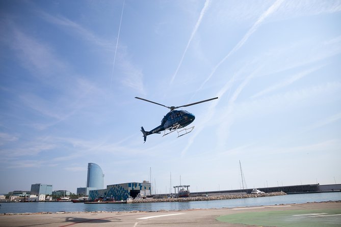 360ª Barcelona: Old Town, Helicopter & Sailing Small Group Tour - Tour Inclusions