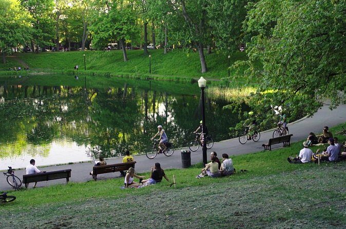 3Hr Montreal Architecture Bike Tour with regular or E-bikes Beer & wine included - The Crowd and Timing