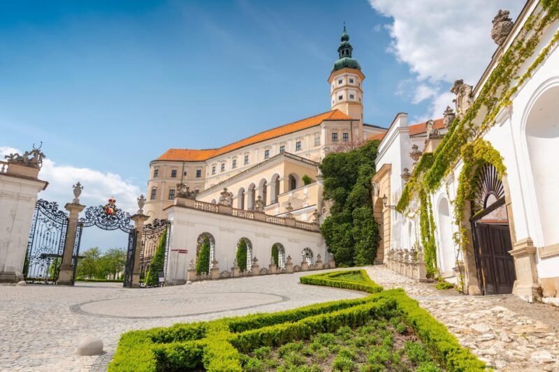 4 castles private day trip from Vienna to South Moravia - FAQ