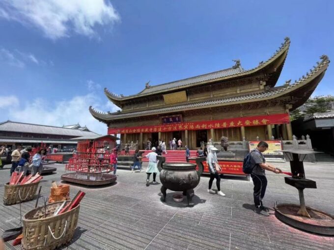 4-Day Private Tour to Chengdu, Leshan and Mount Emei - Cable Car Ride to Golden Summit
