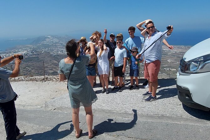 4 Hours Private Tour in Santorini With Pick up - Driver and Guide Performance