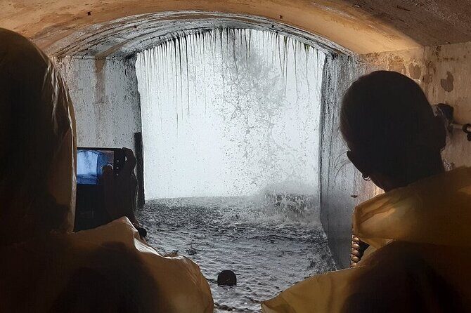 4hr Niagara Falls Canada Tour includes the Boat and tunnels - An Overview of the Tour Experience