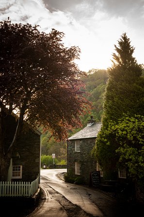 5-Day York, Lake District & Hadrians Wall Tour From Edinburgh - Exploring Alnwick Castle and York