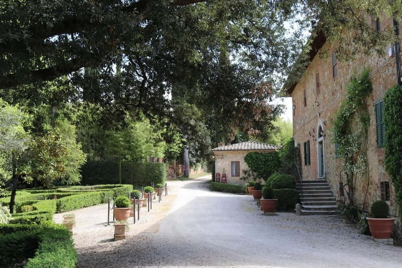 A 16th-century farmhouse between the Crete Senesi and Val d'Orcia, a tour through history and wine. - In-Depth Review: A Walk Through History and Wine in Tuscany
