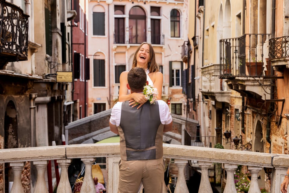 A Unique Photoshoot in Venice - Exploring Scenic Locations in Venice