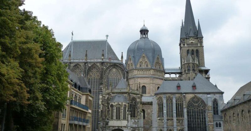 Aachen: Private Christmas Market Tour - Customization and Group Experience