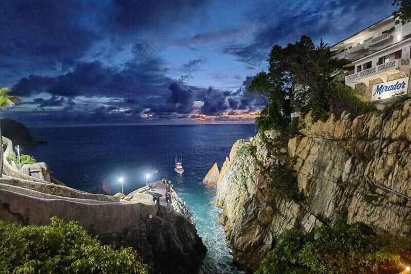 -Acapulco: Bella Vista Dinner with Drinks and Cliff Diving - A Scenic Dinner With a Thrilling Show