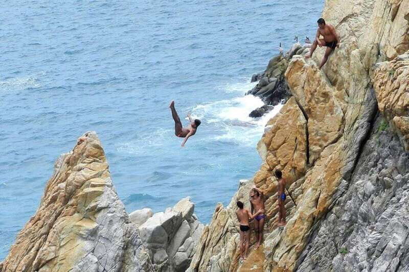 -Acapulco: Cliff Divers at La Quebrada with Lunch and Drinks - Who Will Love This Tour?