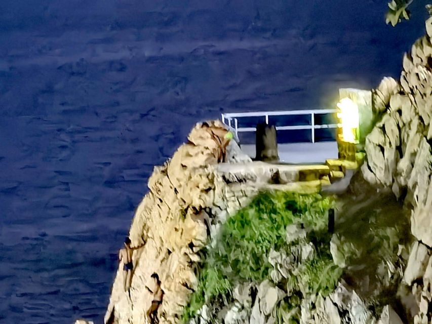 *Acapulco High Cliff Divers With 2 Drinks by Night - Scenic Restaurant Experience