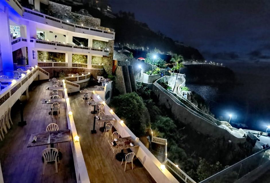 *Acapulco High Cliff Divers With 2 Drinks by Night - Quebrada Divers Performance