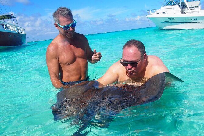 Acquarius Stingray City and Snorkel Tours - The Boat: Comfort and Flexibility