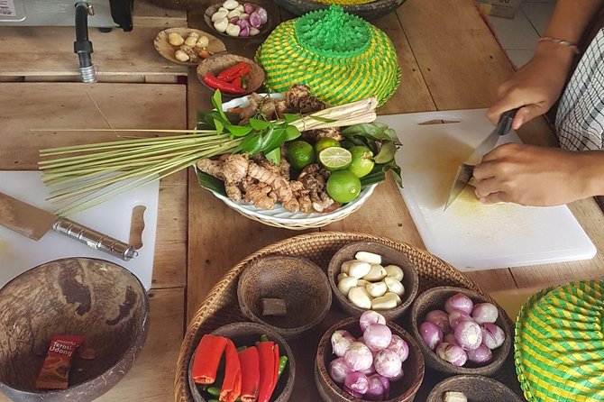 Afternoon Cooking Class & Making Bali Offering With Dinner - Sampling the Creations