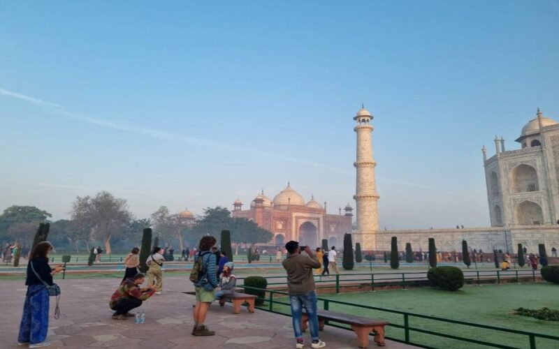 Agra: Taj Mahal Guided Tour With Lunch at 5-Star Hotel - Dining at a 5-Star Hotel