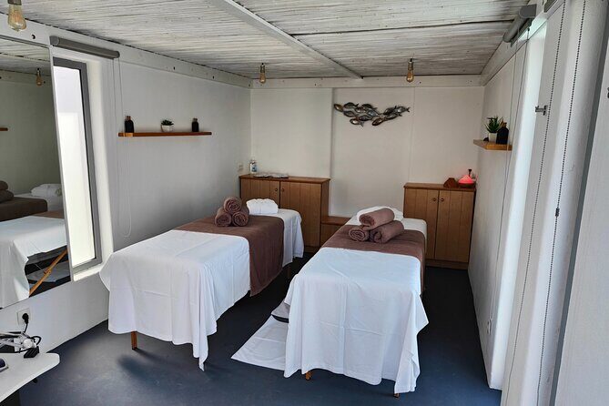 Akrotiri: Couples Massage with Dinner, Pool Access, wine, fruits - Key Points