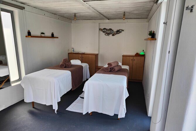 Akrotiri: Spa break for 3-4 friends, Pool access, wine & fruits - A Relaxing Escape in Santorini: The Akrotiri Spa Experience for Friends