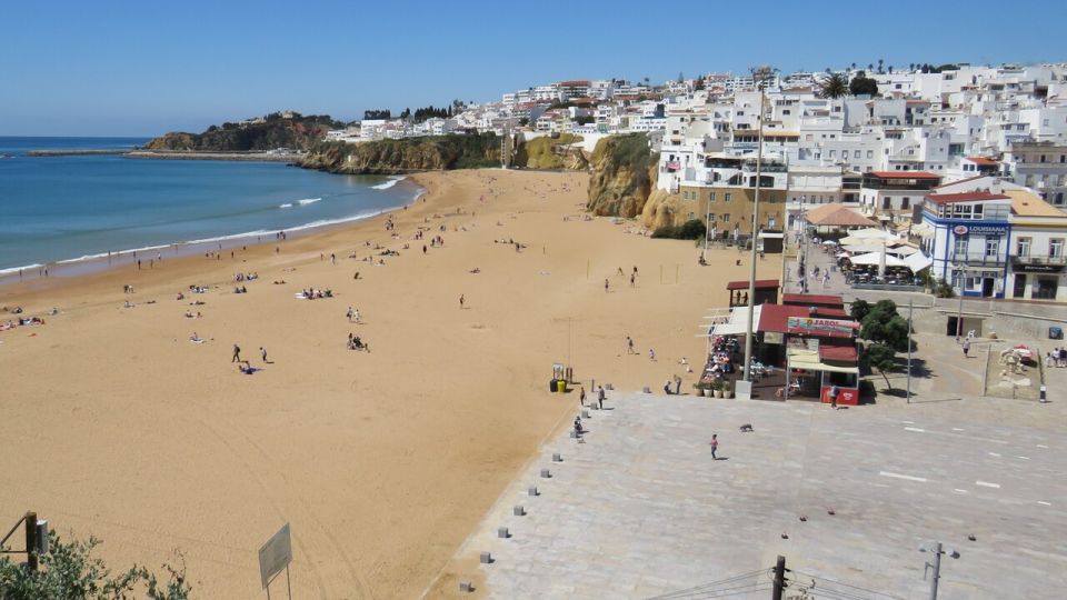 Albufeira Old Town: In-App Adventure Hunt - Ideal Participants and Groups