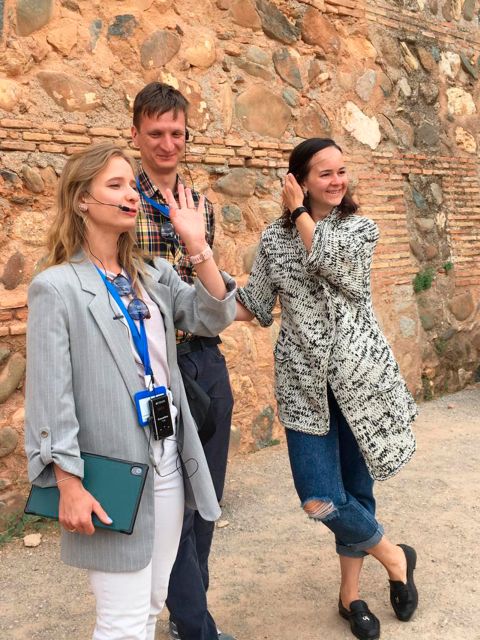 Alhambra and Nasrid Palaces Guided Tour With Tickets - Key Points