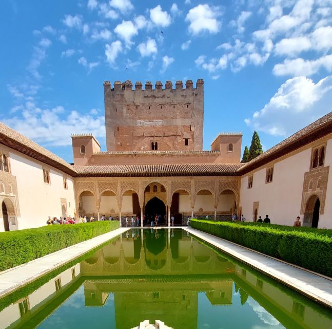 Alhambra and Nasrid Palaces Guided Tour With Tickets - Itinerary Highlights