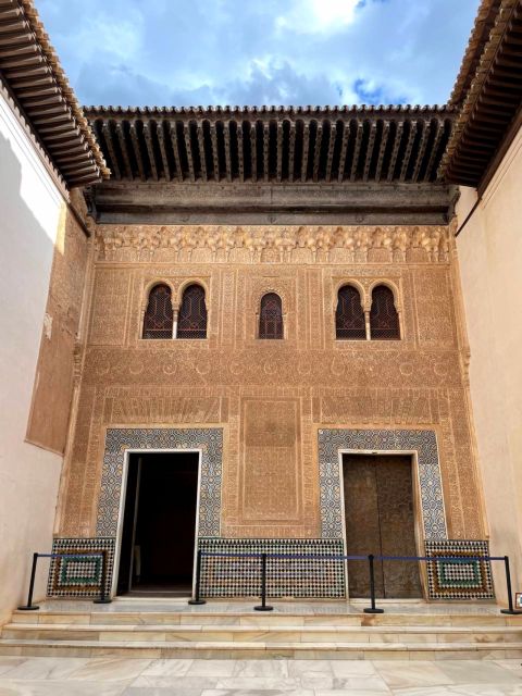 Alhambra and Nasrid Palaces Guided Tour With Tickets - Tour Features