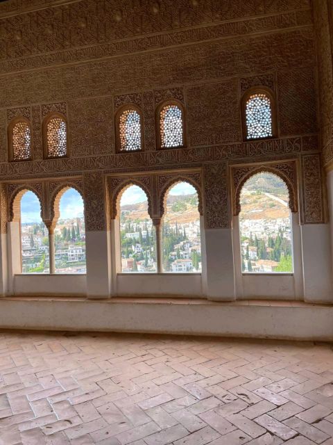 Alhambra and Nasrid Palaces Guided Tour With Tickets - Visitor Experience