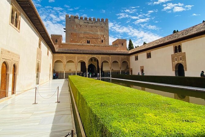 Alhambra Day Trip With Optional Nazaries Palaces From Malaga - Itinerary Highlights