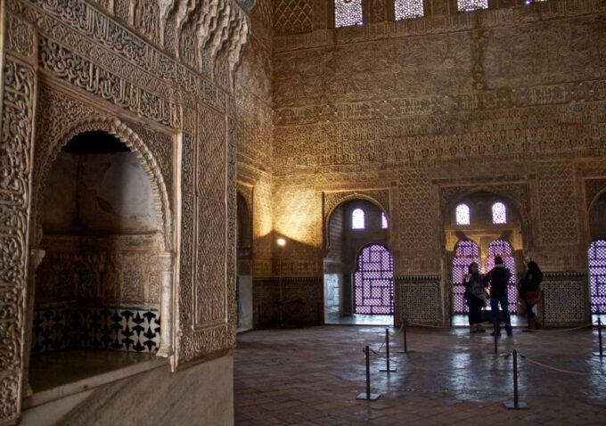 Alhambra & Generalife: Exclusive 3 Hours Private Tour - What to Bring