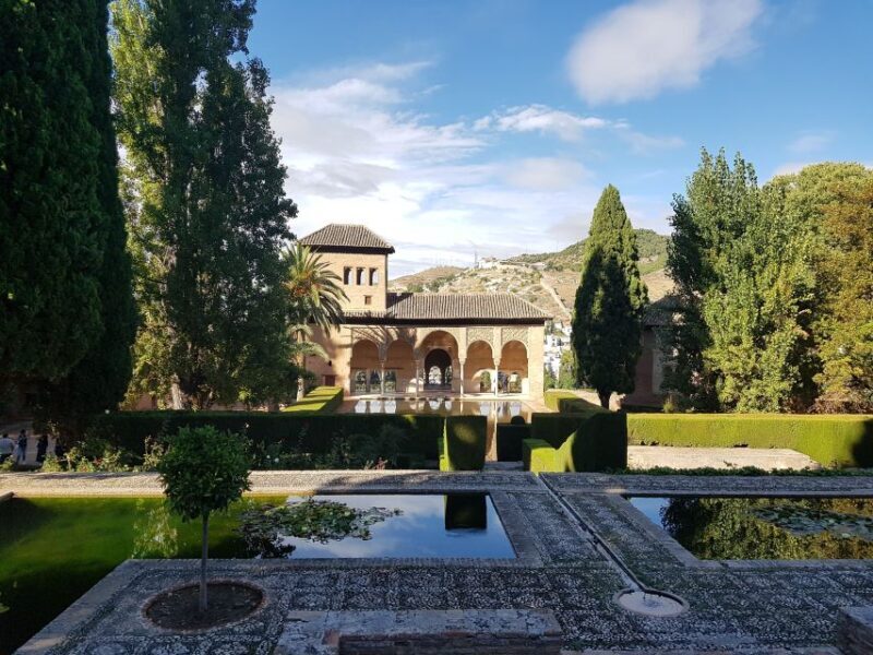 Alhambra: Generalife Gardens & Alcazaba Fast-Track Tour - What to Expect from Your Visit