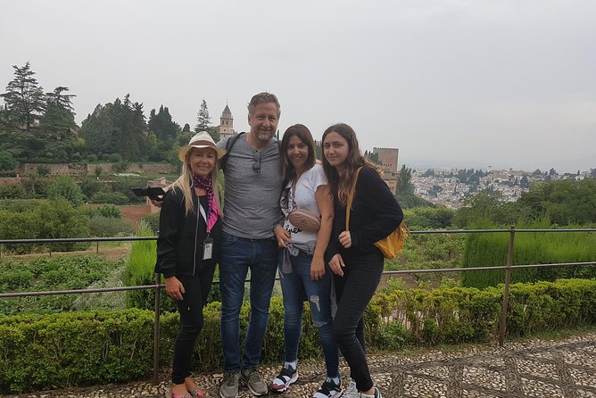 Alhambra Highlights Private Tour With Nazaries Palaces - Avoiding Long Lines