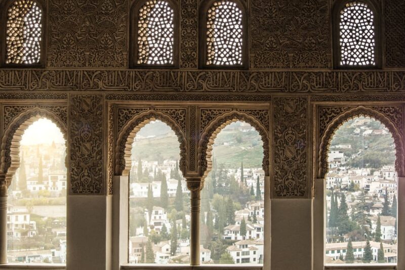 Alhambra & Nasrid Palace: Private Tour With Tickets - Exploring the Alhambra