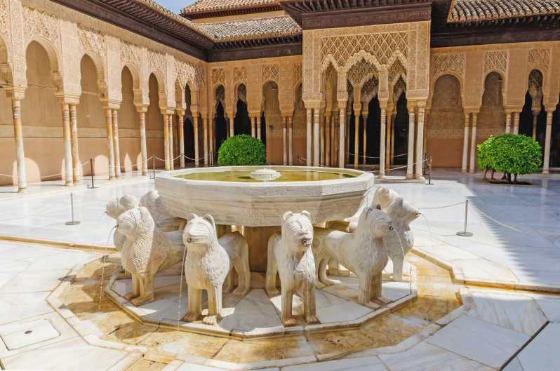 Alhambra & Nasrid Palace: Private Tour With Tickets - The Alcazaba: Fortified Military Zone