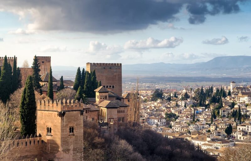 Alhambra & Nasrid Palace: Private Tour With Tickets - Experiencing the Nasrid Palaces