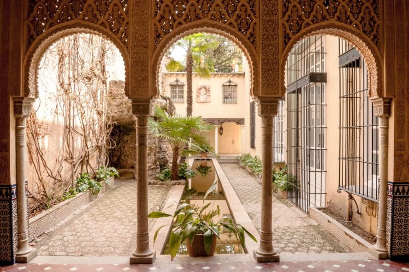 Alhambra & Nasrid Palace: Private Tour With Tickets - Strolling Through the Generalife Gardens
